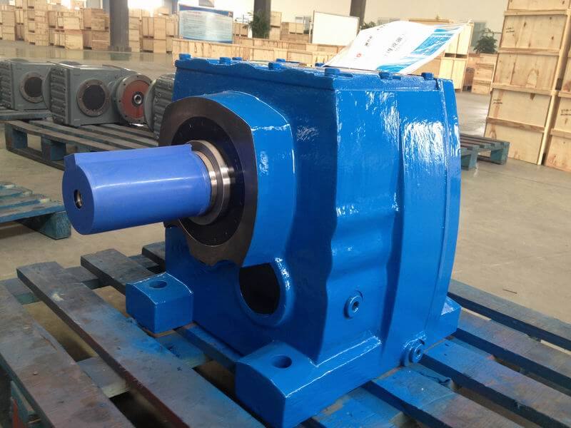 Inline helical gearbox with input shaft