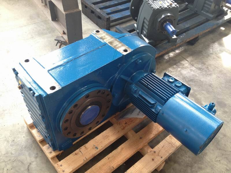 Parallel shaft helical gear reducer FA77